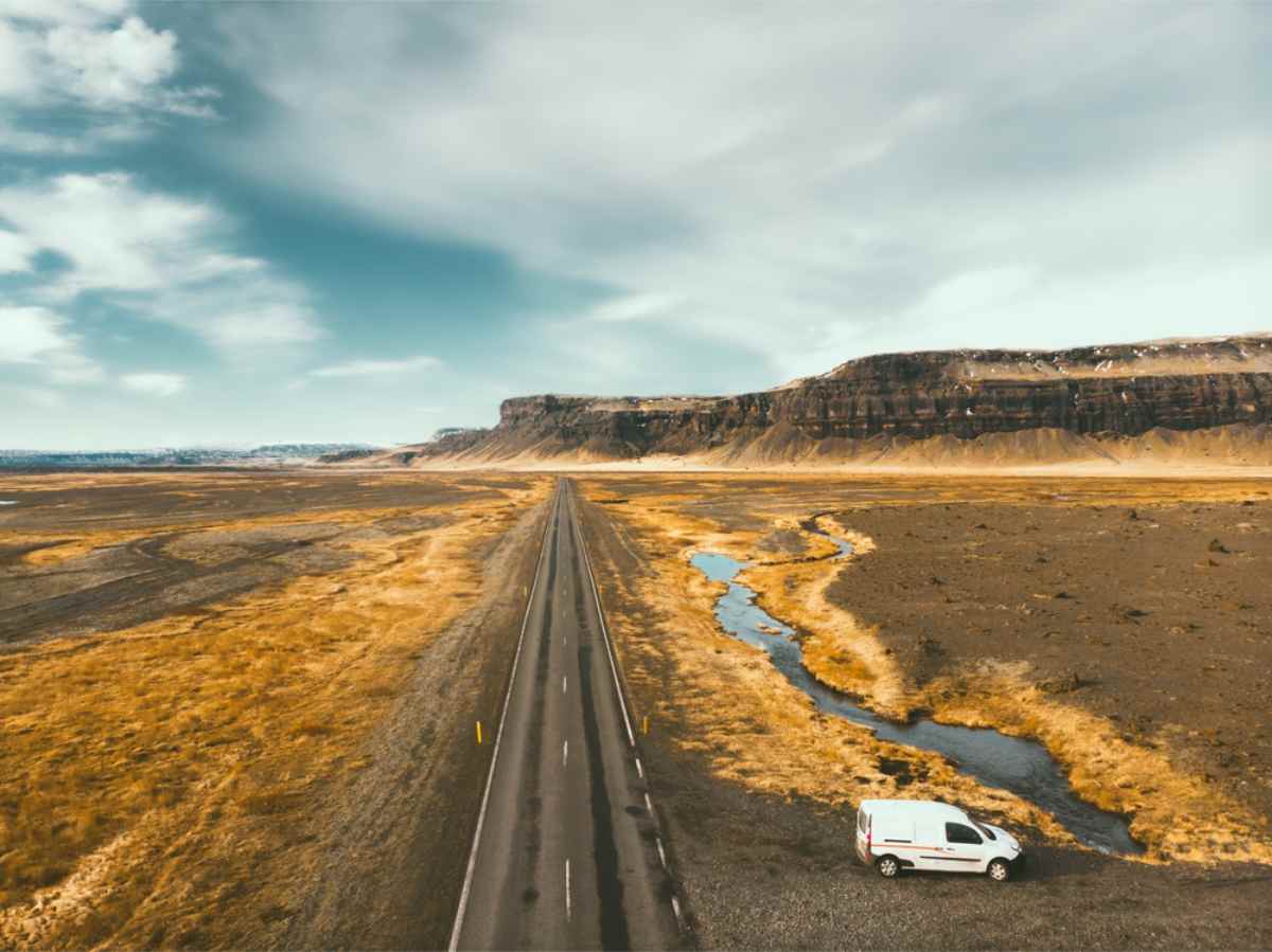 Camping-car stationn&eacute; pr&egrave;s de la Ring Road avec un paysage spectaculaire
