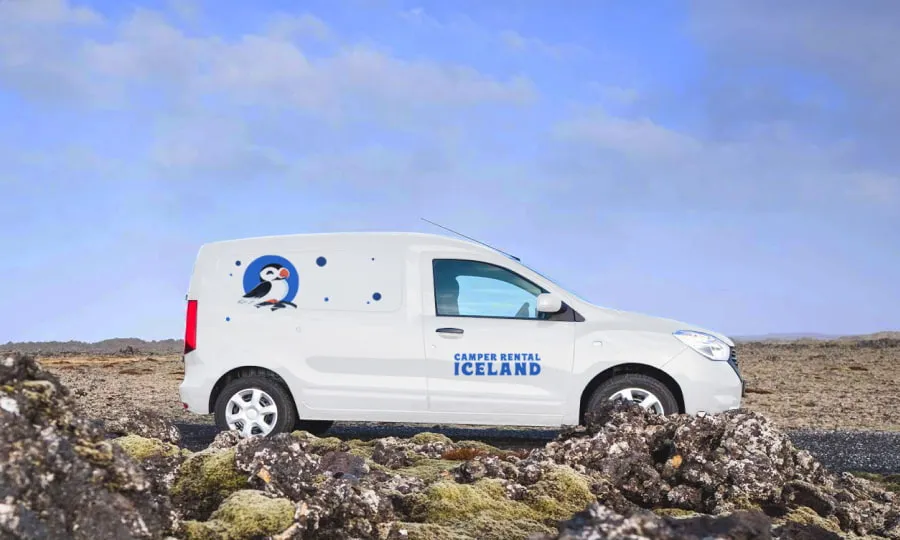 Camping-car compact sur les routes islandaises en septembre