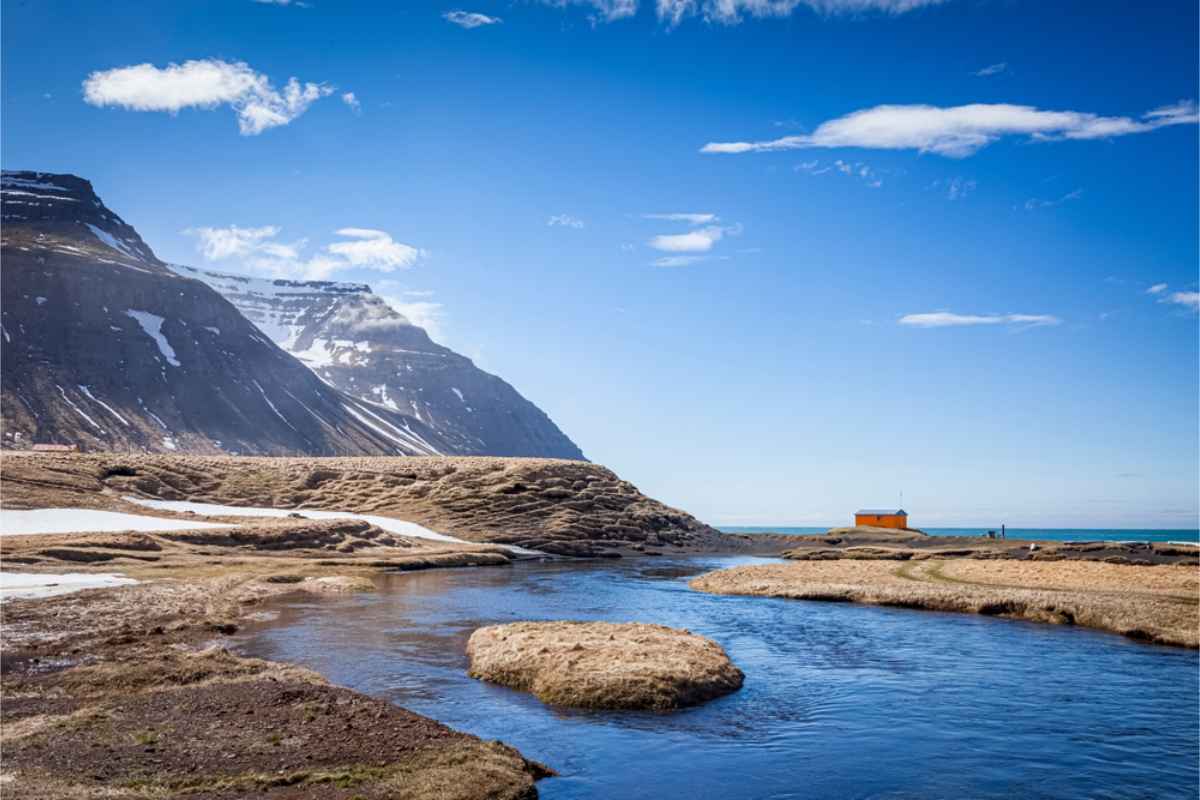 Cabane rouge dans les fjords de l’Ouest en Islande