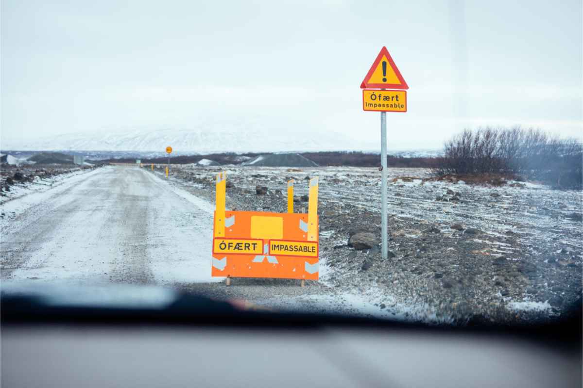 Panneau indiquant route impraticable sur route enneigée en Islande
