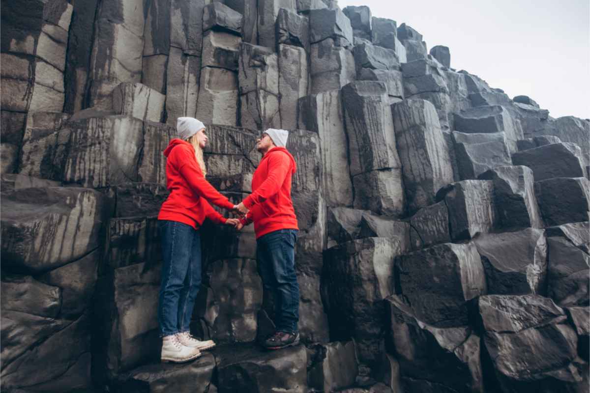 Couple aux colonnes de basalte de Reynisfjara