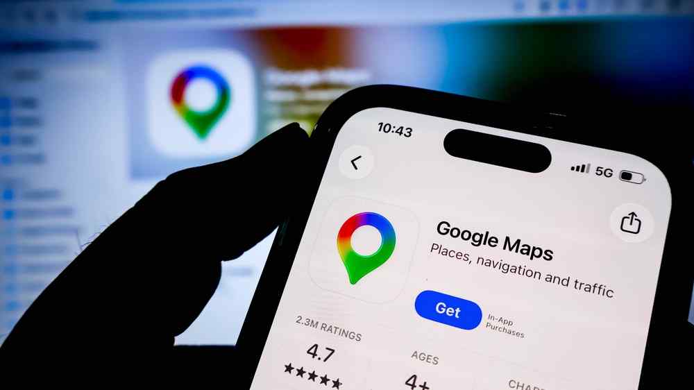 Gros plan d&rsquo;un t&eacute;l&eacute;phone affichant la page de t&eacute;l&eacute;chargement de l&rsquo;application Google Maps.
