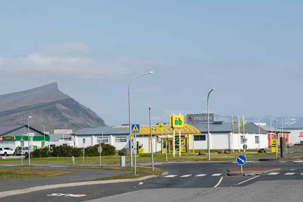 Station-service ÓB en Islande Station-service ÓB au bord d’une route avec des montagnes en arrière-plan.