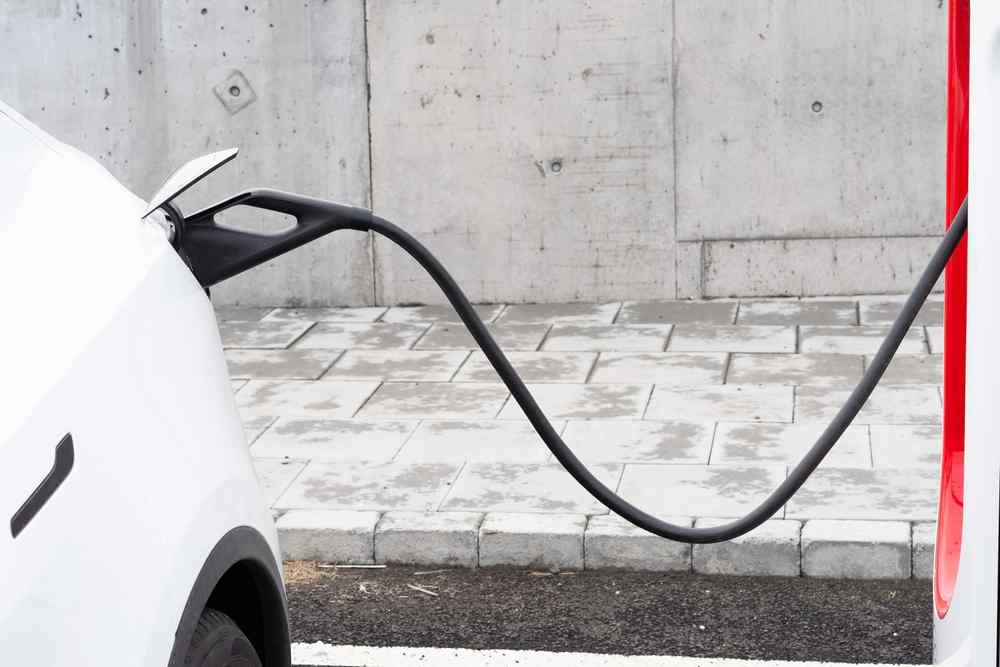 Station de recharge en Islande Voiture électrique branchée à une station de recharge.