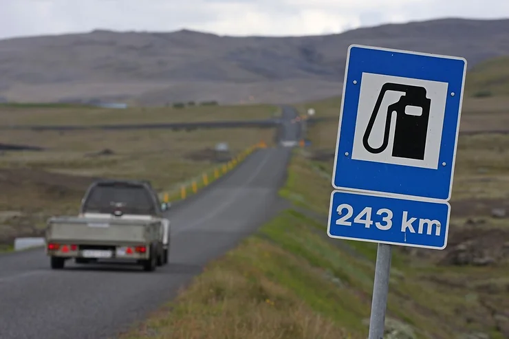 Panneau routier en Islande Panneau routier indiquant que la prochaine station-service se trouve à 243 km dans l’Islande rurale.