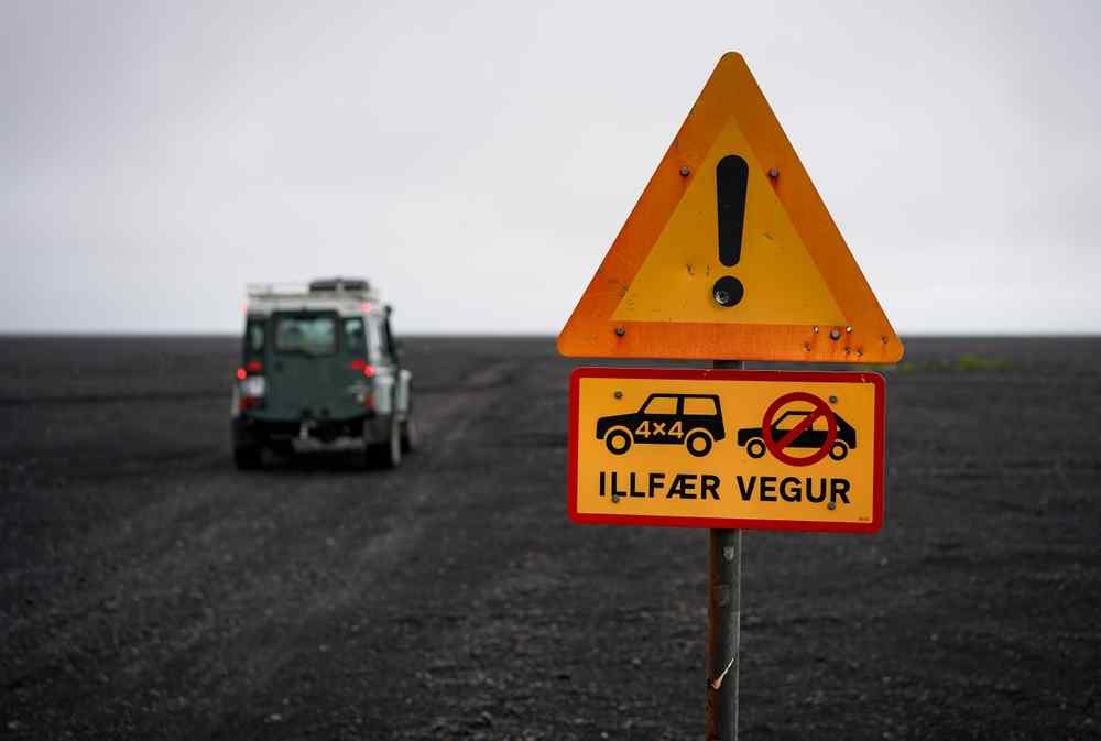 Panneau islandais d&rsquo;avertissement de route F indiquant que seuls les v&eacute;hicules 4x4 sont autoris&eacute;s.