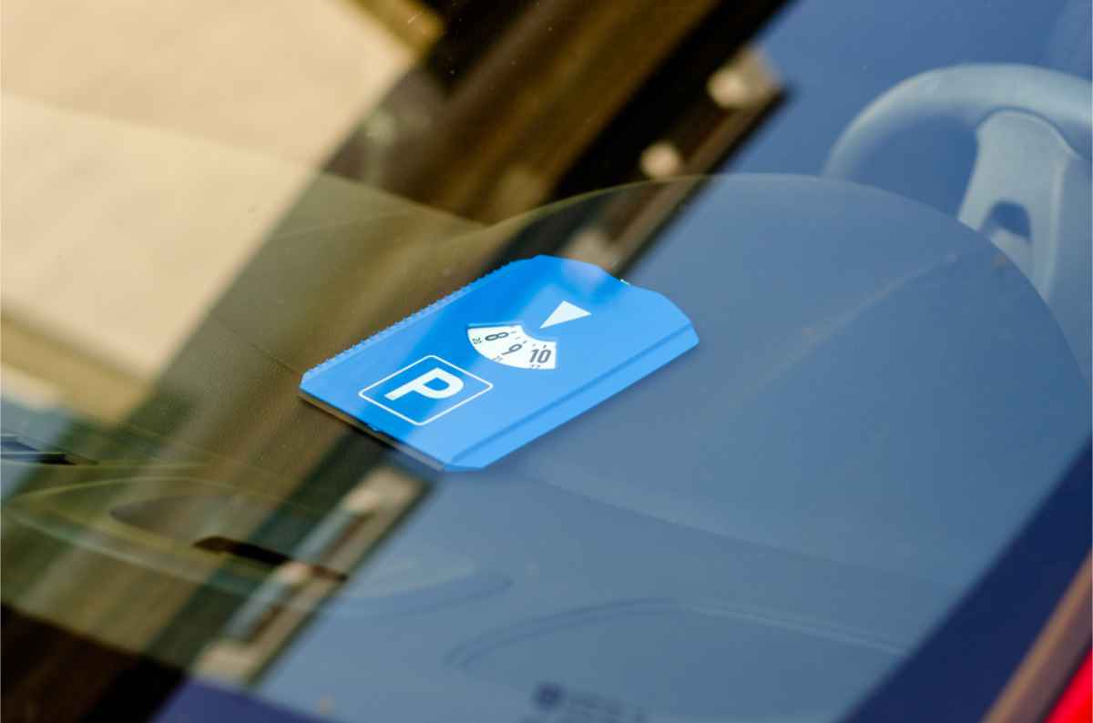 Horodateur placé sur le pare-brise d’un véhicule de location