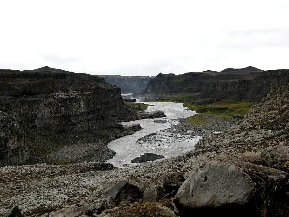 Rivière menant à la cascade de Selfoss en Islande Vue panoramique du paysage accidenté du canyon menant à la cascade de Selfoss, avec une rivière serpentant à travers des formations rocheuses volcaniques, Islande.