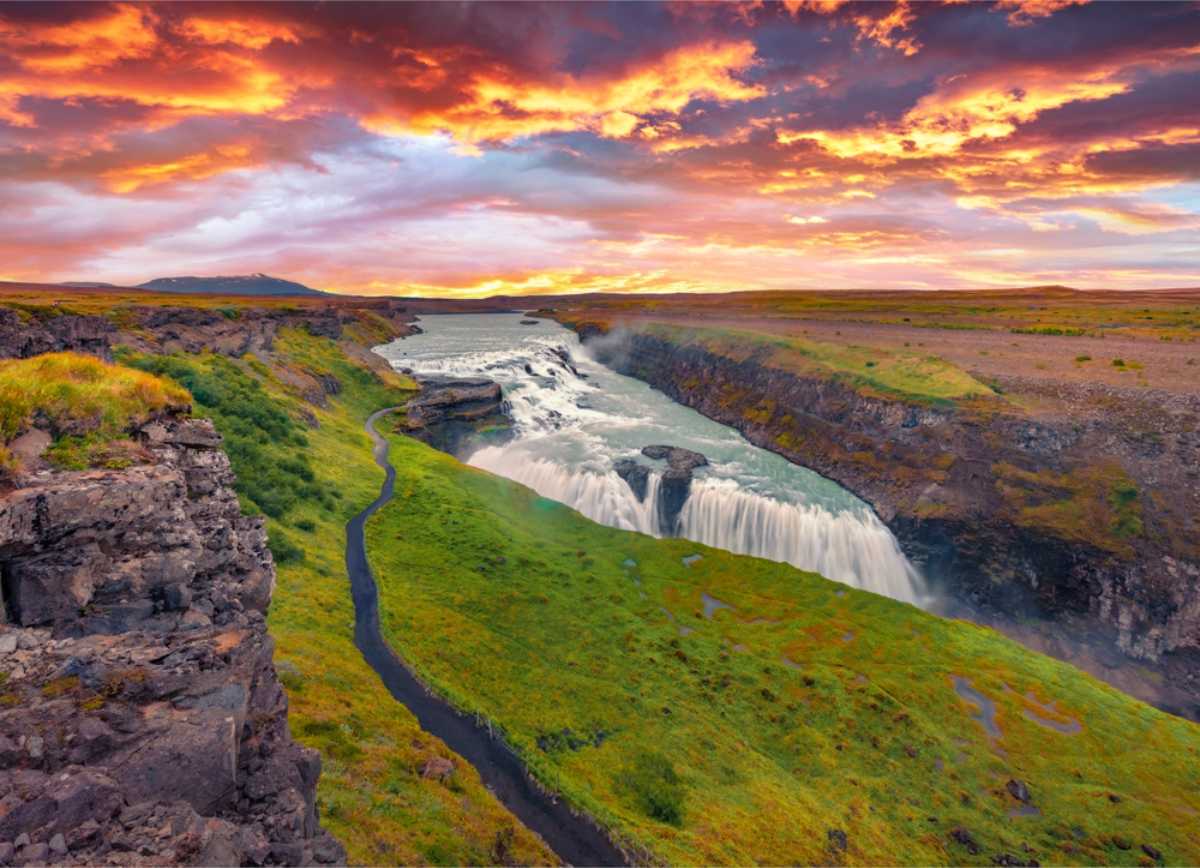 Vue panoramique de la cascade de Gullfoss au cr&eacute;puscule