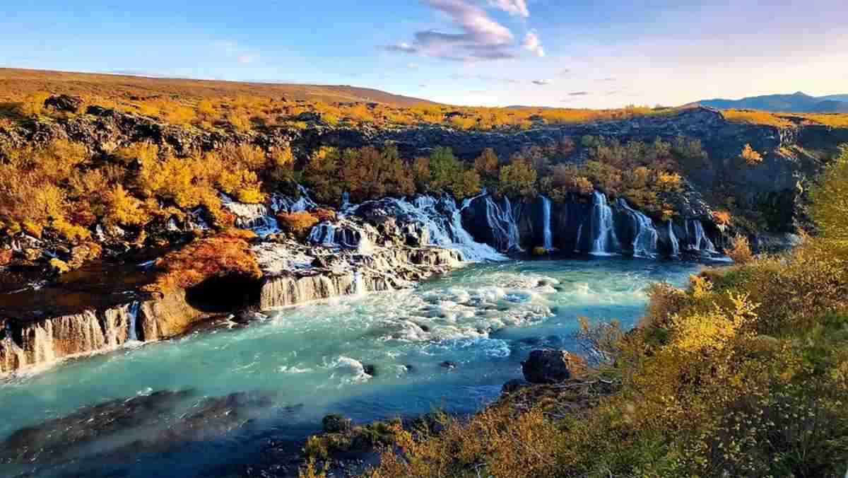 Anello islandese: luoghi da vedere Cascate Hraunfossar in autunno
