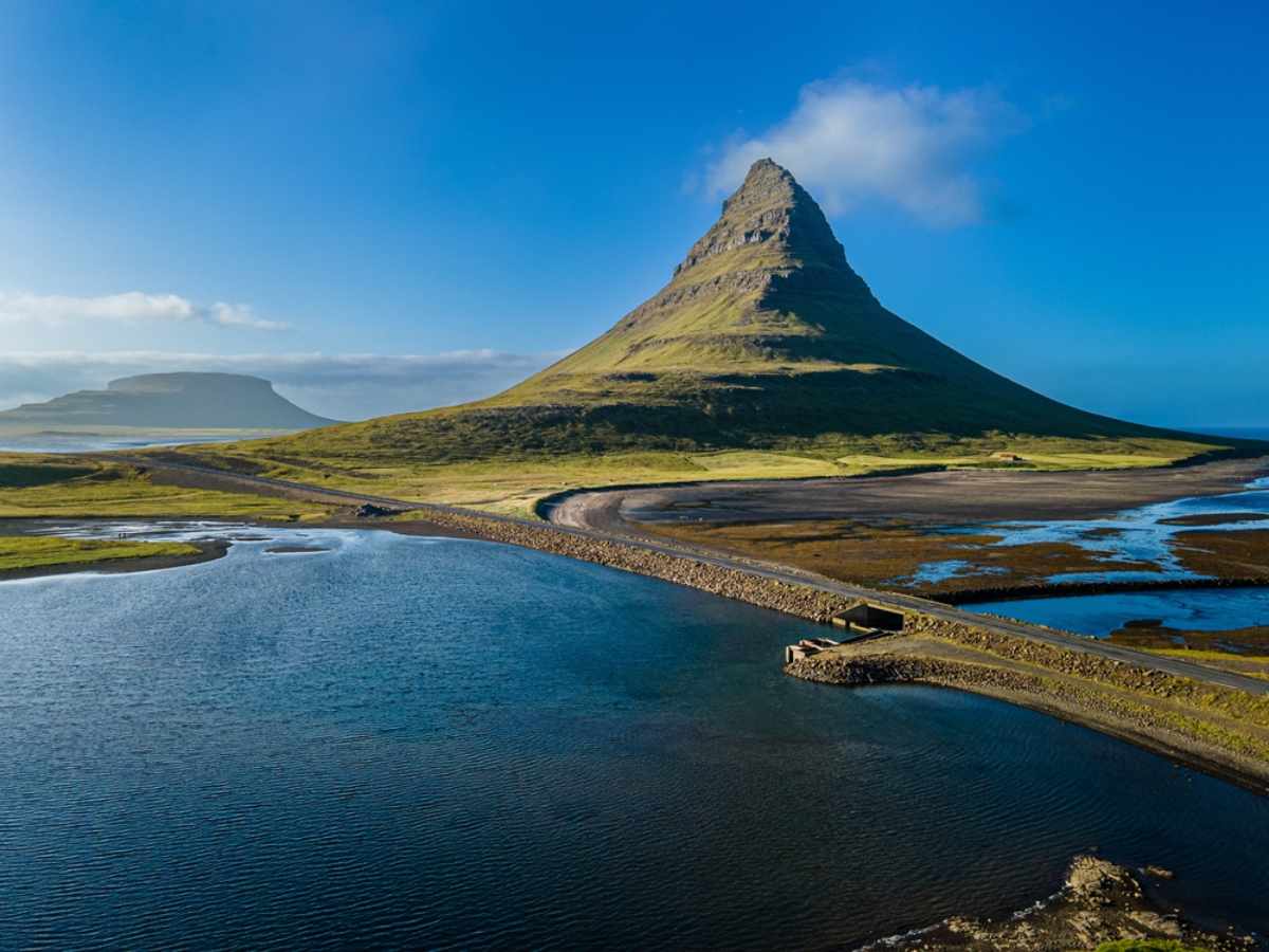 Anello islandese: penisola di Snæfellsnes La montagna Kirkjufell nella penisola di Snæfellsnes in una giornata di sole