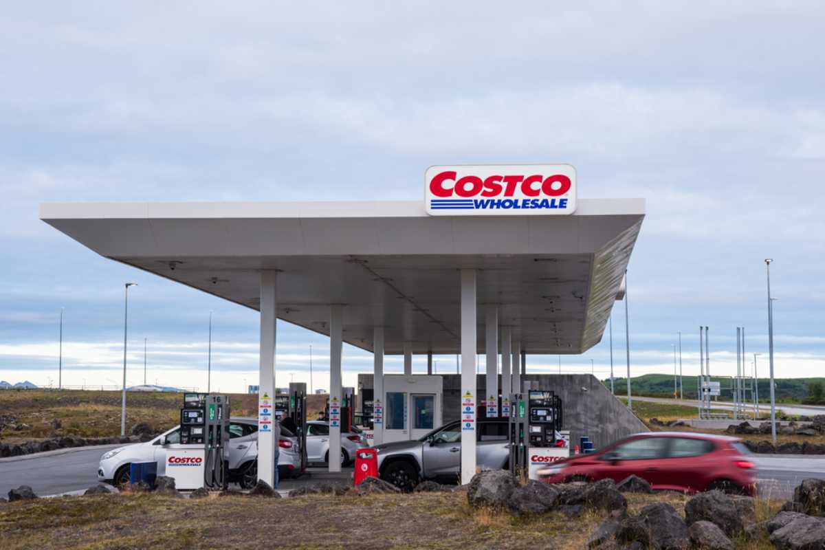 Stazione di servizio Costco in Islanda con diverse auto che fanno rifornimento sotto un cielo nuvoloso