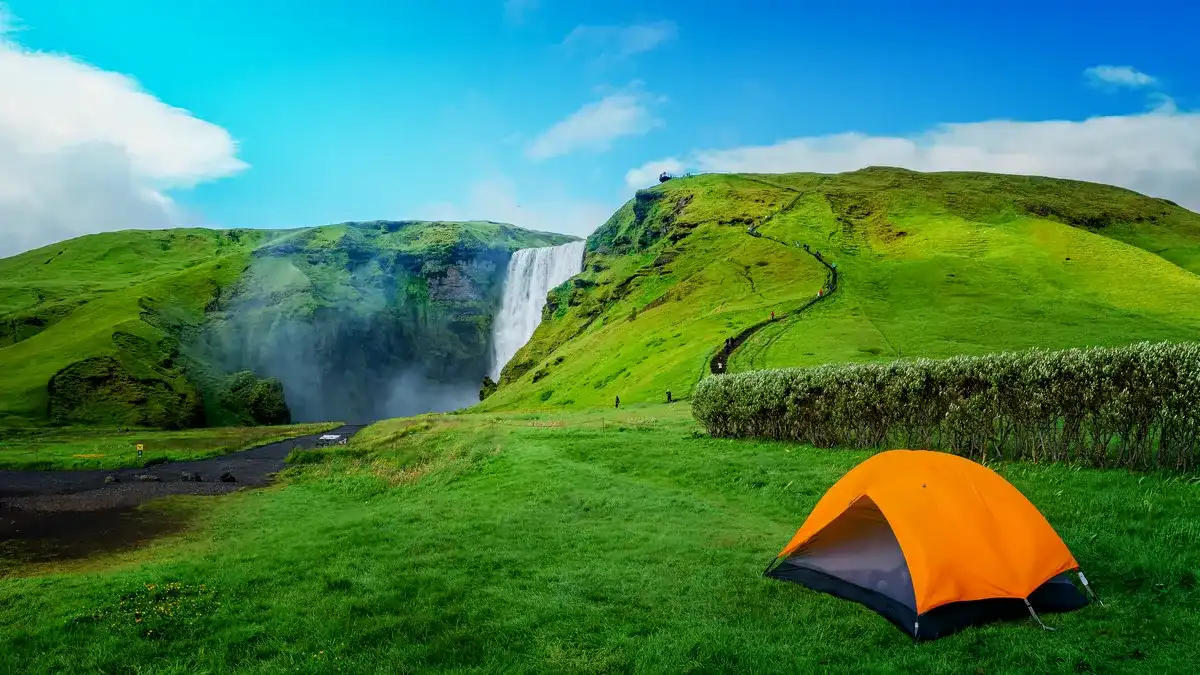 Campeggio in tenda vicino alla cascata Selfoss nel sud dell&rsquo;Islanda