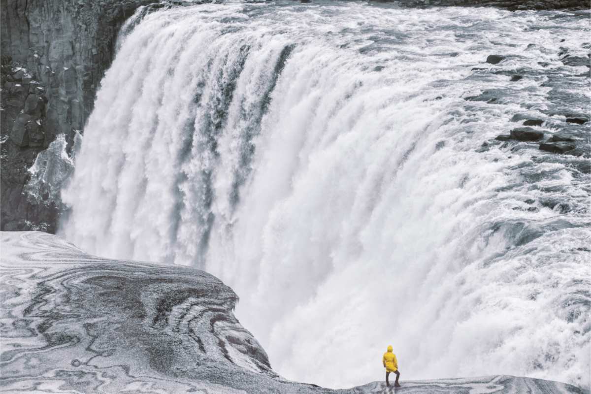 Itinerario del Diamond Circle in Islanda in camper Turista accanto alla cascata Dettifoss