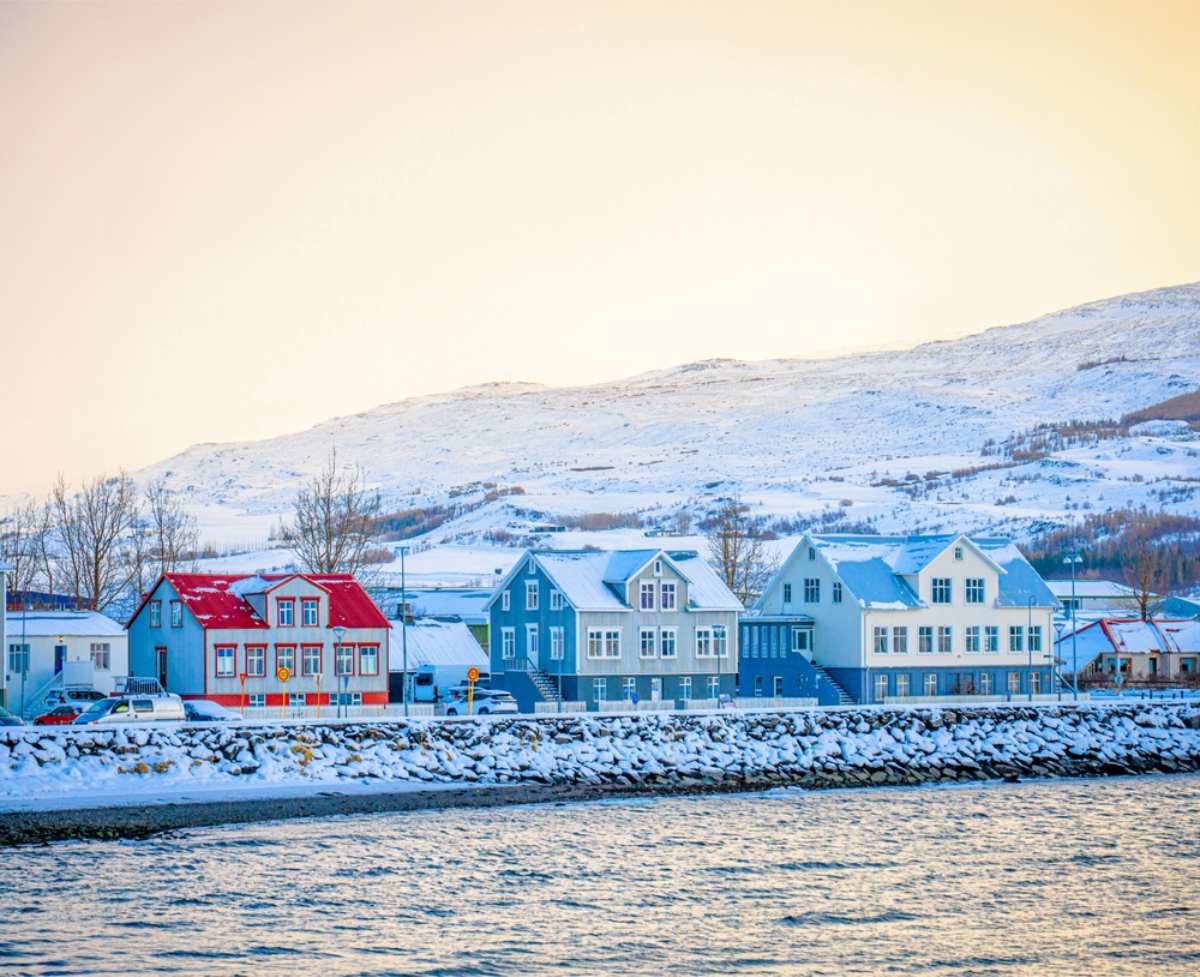 Guidare il Diamond Circle in inverno Vista di alcune case ad Akureyri durante l’inverno