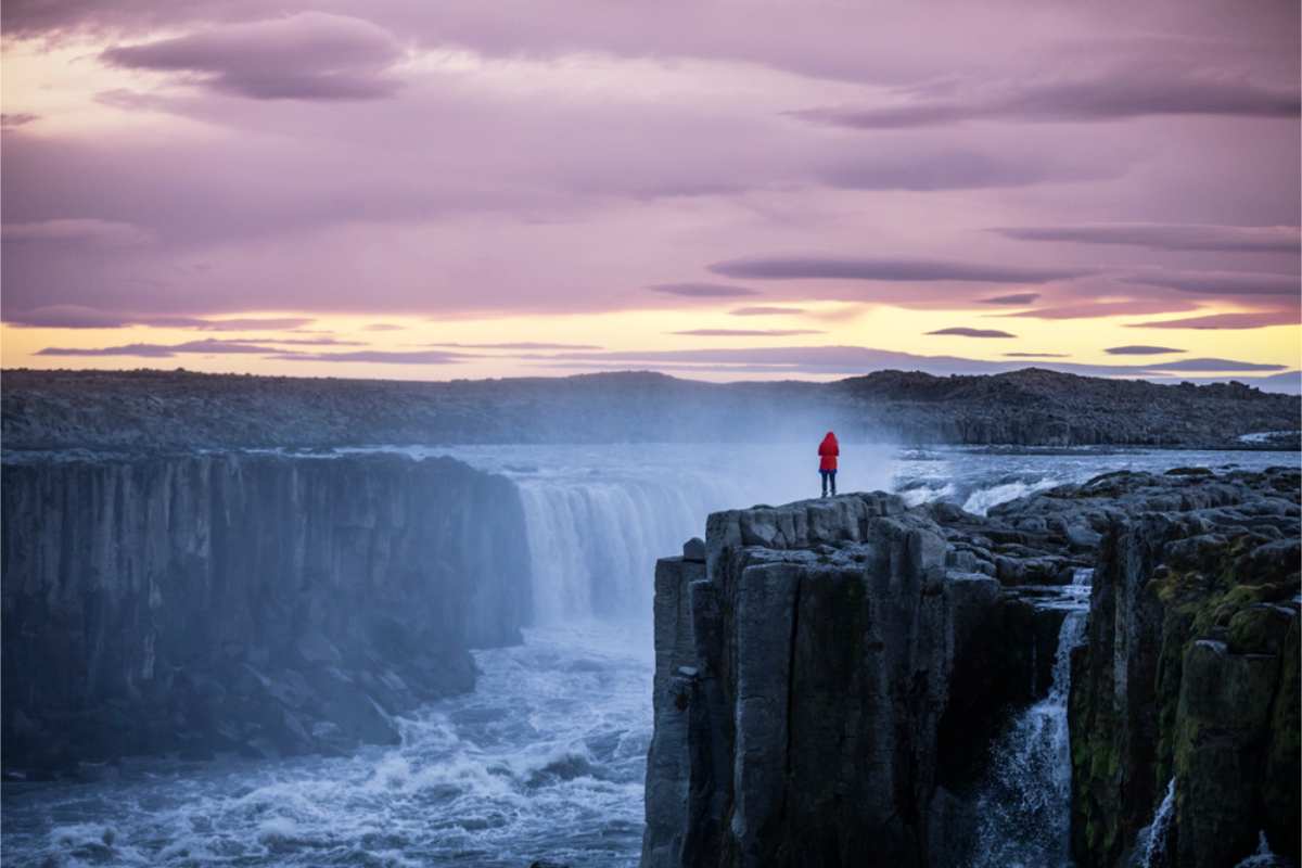 Ottime tappe secondarie nel Diamond Circle Viste impressionanti di una cascata dalle scogliere di un canyon
