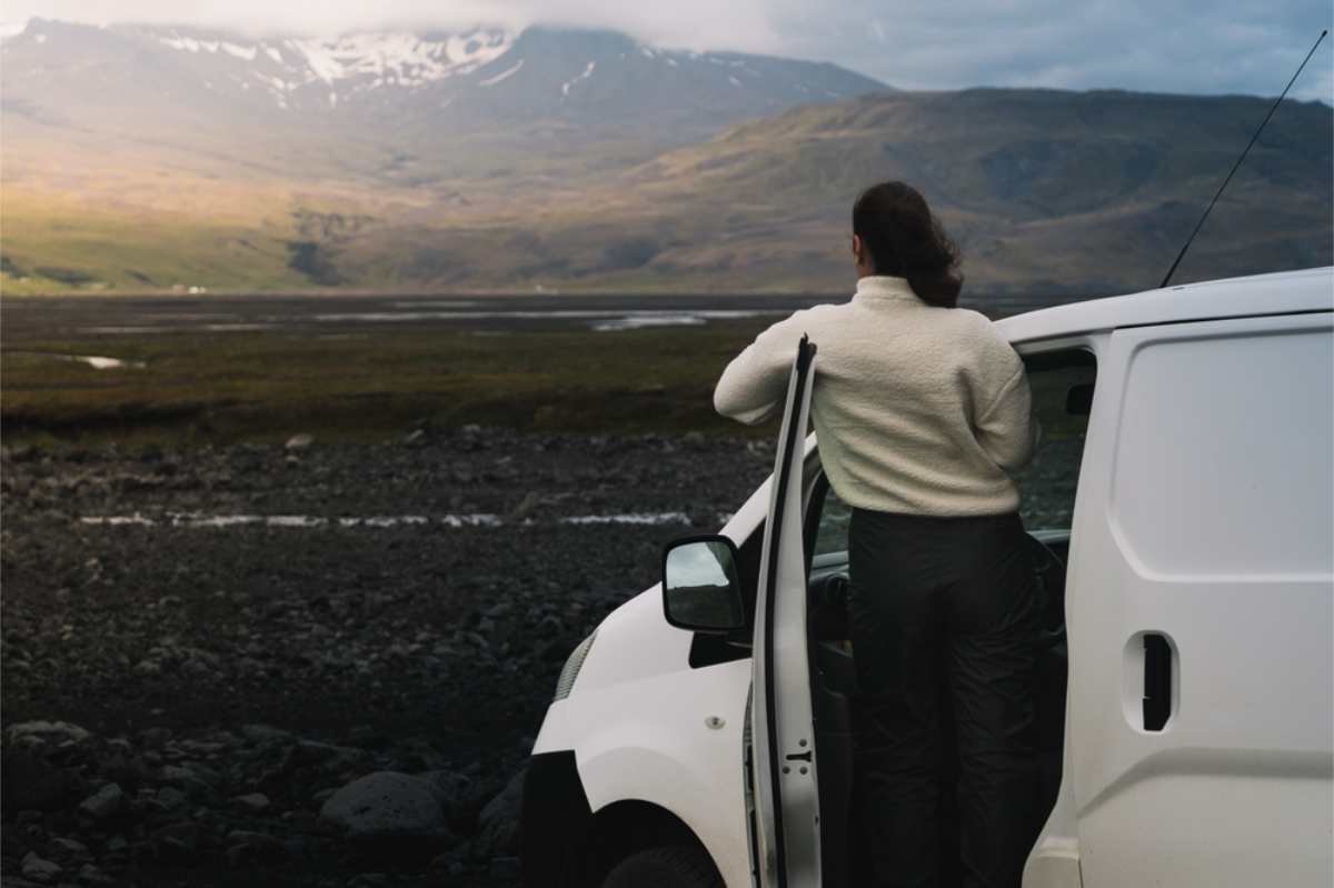 Conducente che esce dalla porta del suo campervan per godersi la vista ipnotizzante