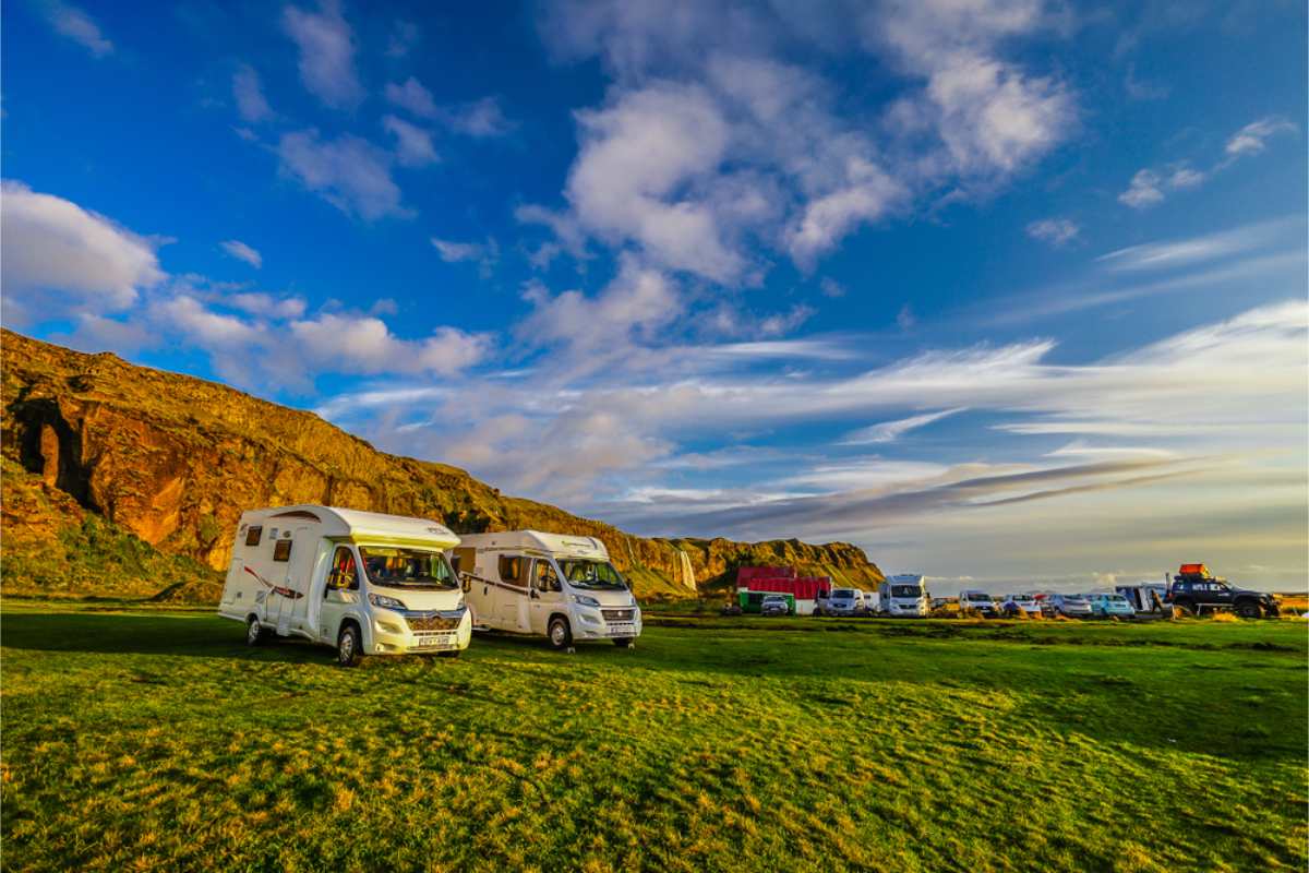 Campervan e motorhome parcheggiati in campeggi designati