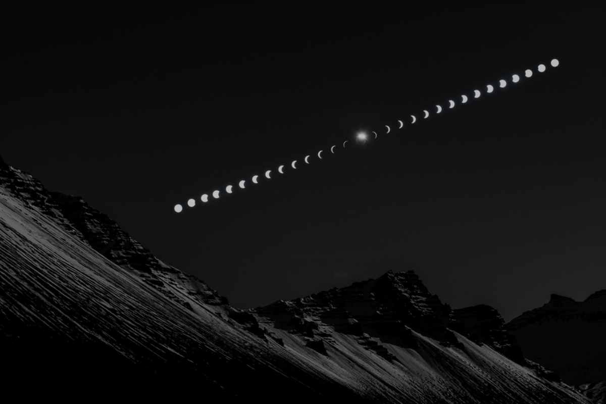Cosa rende così speciale l’eclissi solare in Islanda Fasi di un’eclissi solare mostrate sopra un paesaggio montano scuro in Islanda