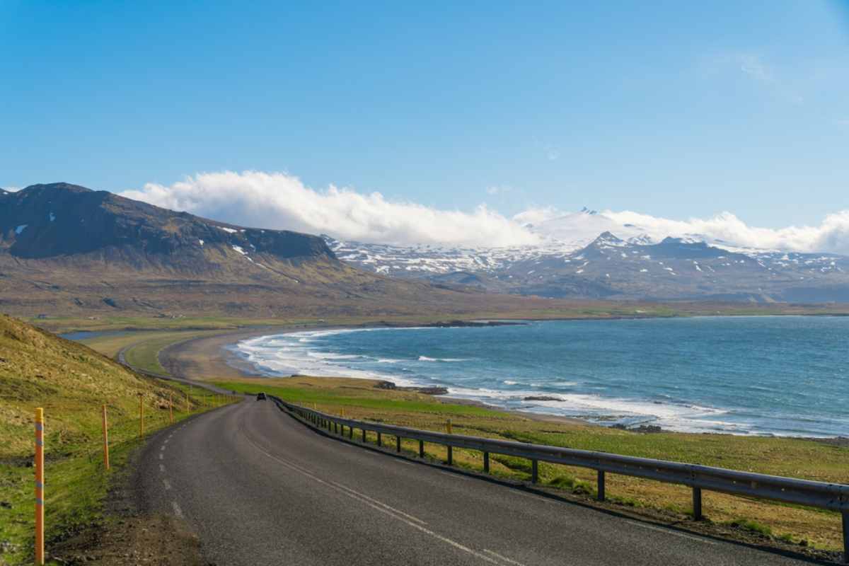 Route 54 in Islanda Strada costiera a Snæfellsnes con montagne, oceano e litorale di sabbia nera