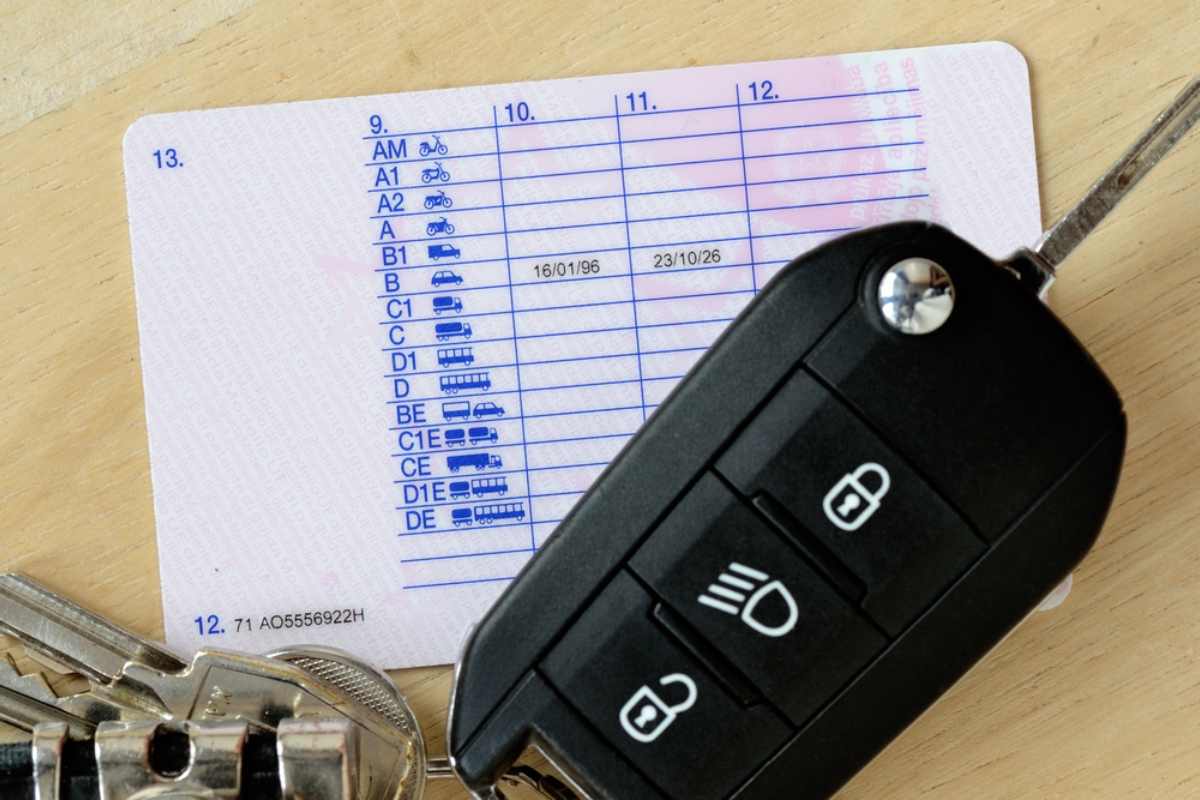 Patente di guida con chiavi d'auto sopra