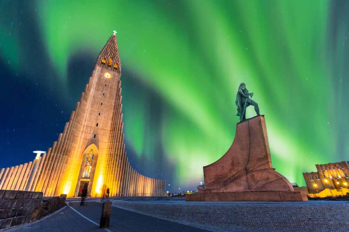 3 giorni a Reykjavik in inverno Aurore boreali che danzano sopra la chiesa Hallgrímskirkja a Reykjavik