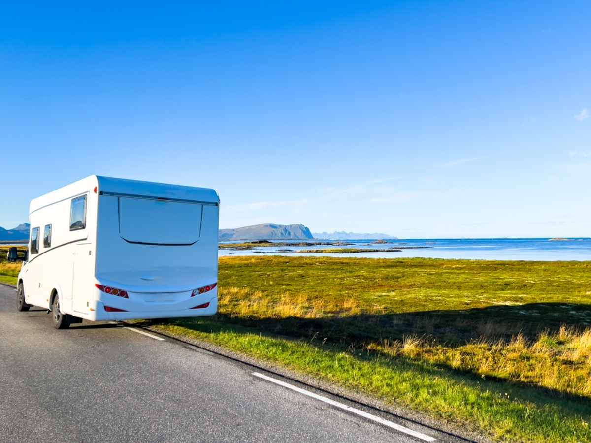 3 giorni in Islanda: itinerario estivo Camper in Islanda che guida durante l'estate con cieli sereni