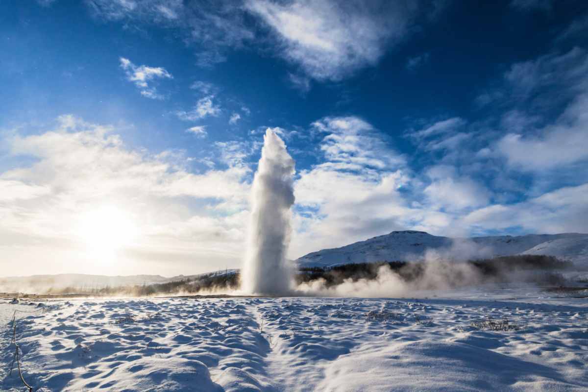 3 giorni a Reykjavik in inverno Geyser Strokkur in eruzione in un paesaggio coperto di neve