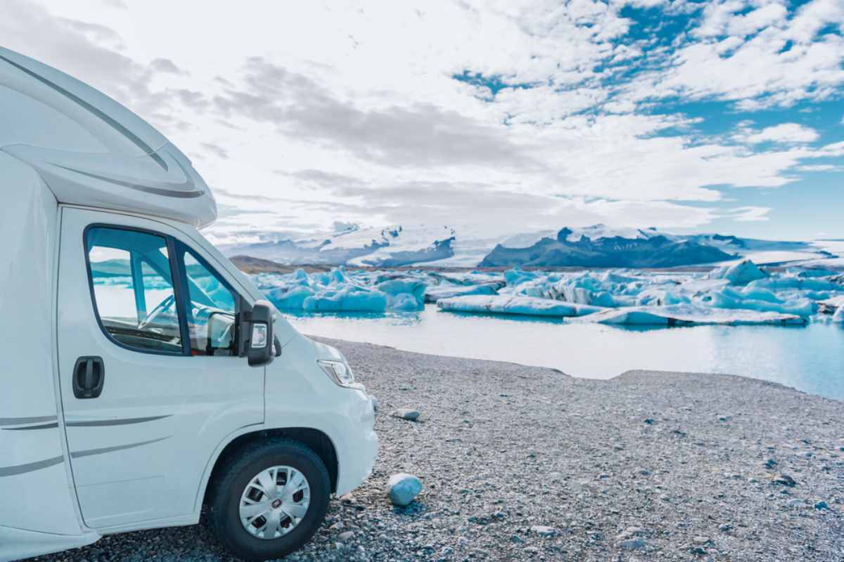 Cosa fare in Islanda in 3 giorni Autocaravana parcheggiata proprio accanto alla Laguna glaciale Jökulsárlón