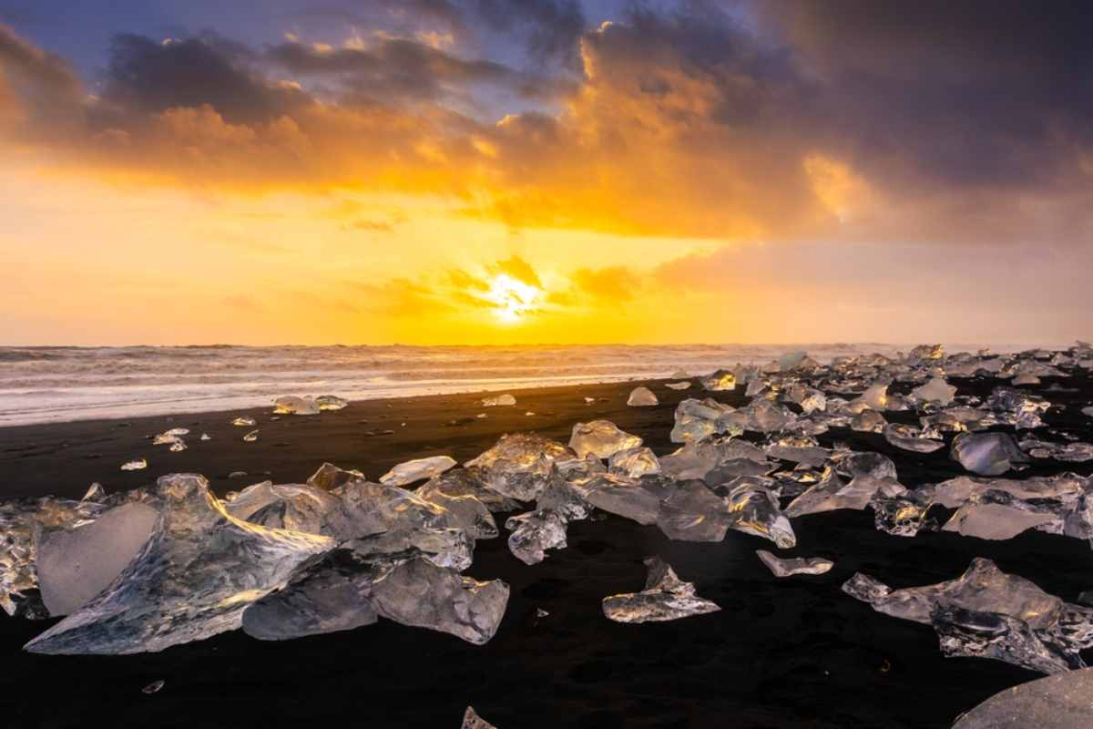 Viaggio di 3 giorni in Islanda Diamond Beach con pezzi di ghiaccio sparsi sulla sabbia al crepuscolo