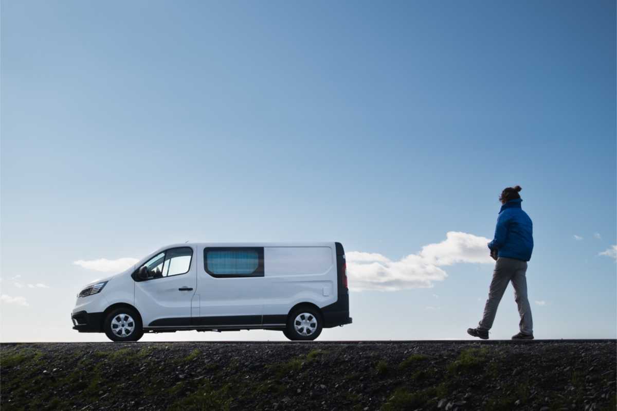 Turista che torna alla sua campervan in Islanda