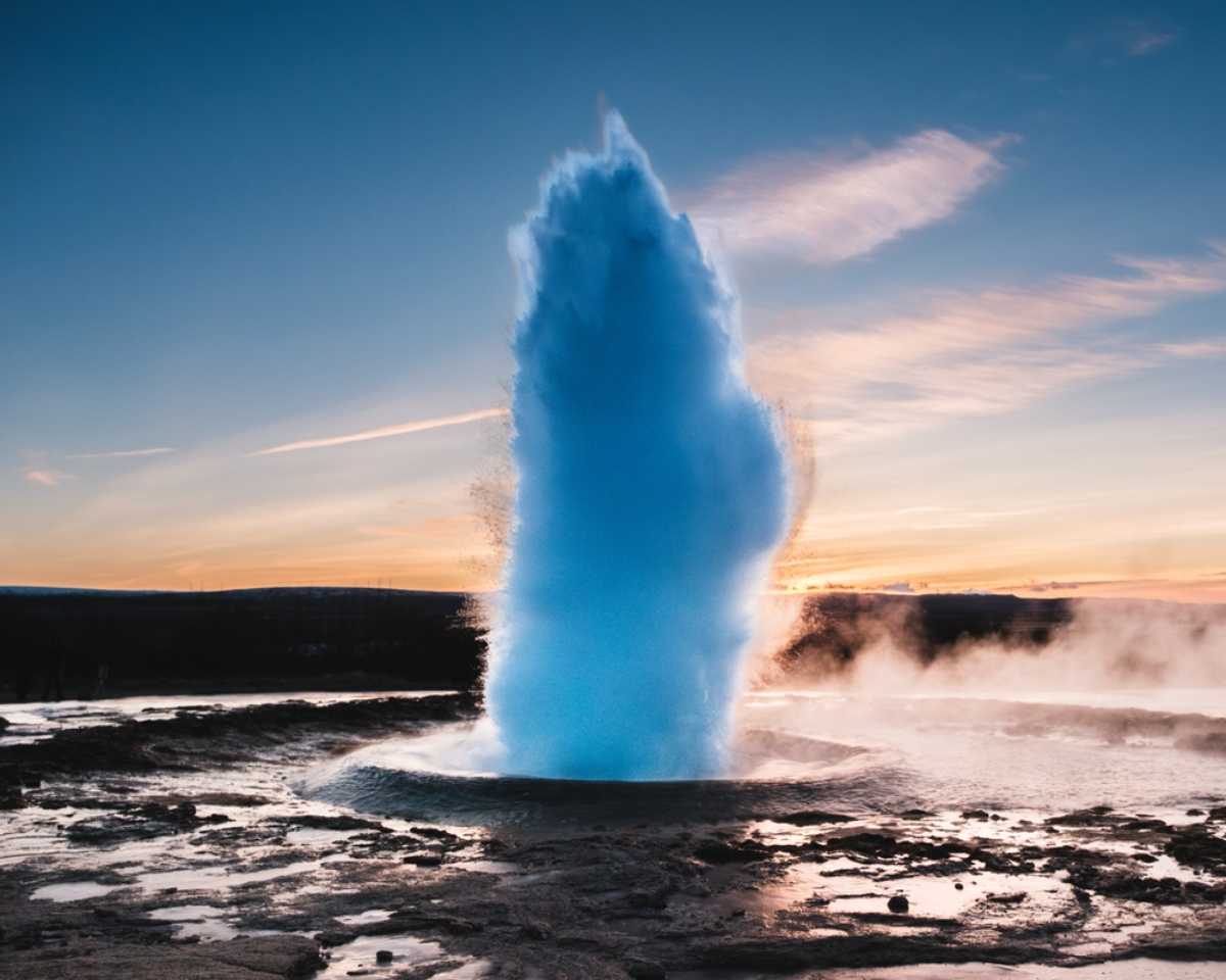 Geysir in eruzione al tramonto