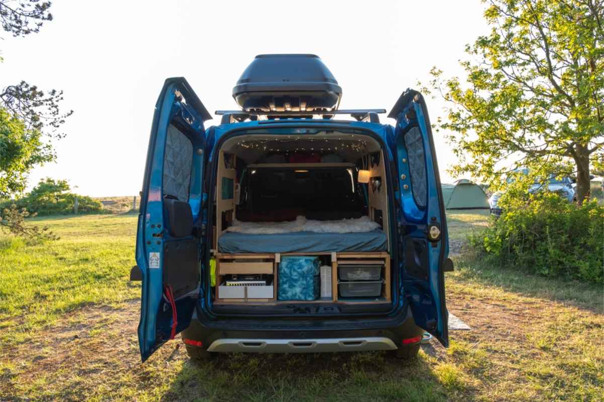 Vista posteriore di una campervan a noleggio in un campeggio